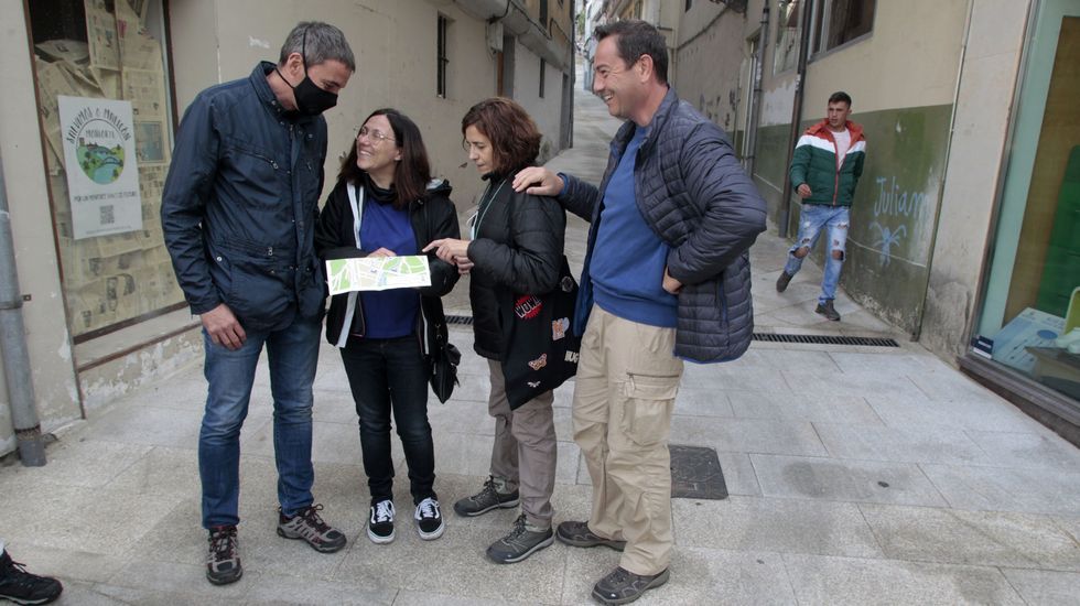 Unos turistas consultan un mapa este fin de semana en una calle del centro de Monforte