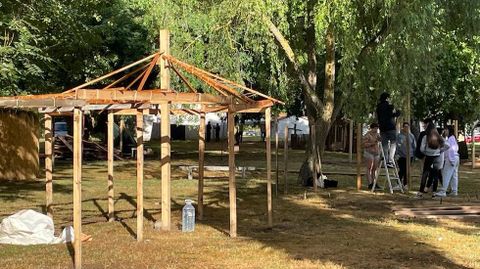 Instalacin del campamento de la Festa do Esquecemento de Xinzo