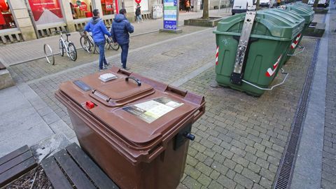 Contenedores en las calles de Pontevedra: en primer término, el destinado a biorresiduos