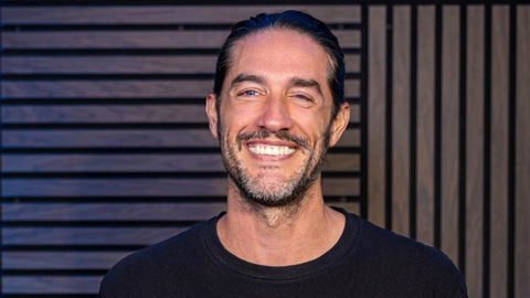 Álvaro Quesada, tatuador.