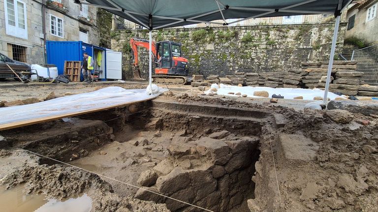 Los restos romanos hallados en la Praza do Pracer de Tui obligan a ampliar la excavación y a descartar árboles