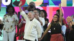 Lula, junto a su mujer, saludan a los asistentes al acto en Ro de Janeiro