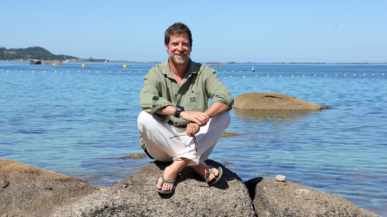 Paisajes del Camino Celta irland�s.El actor Manu Baqueiro en la playa de As Pipas (O Grove).