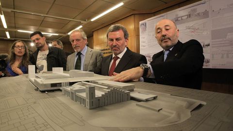 La maqueta. En el 2011, el entonces alcalde Javier Losada presentó el primer diseño de la intermodal. La obra no arrancó ni en ese mandato, ni en el del PP y tampoco en el de la Marea. El exregidor, ahora delegado del Gobierno, anunció el pasado mes de junio, la licitación de la obra, pero no se ha producido. César Quian