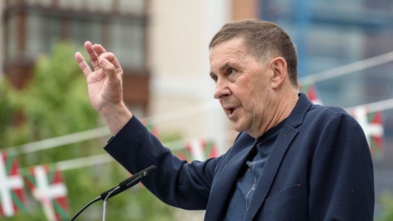 Otegi denuncia una operación política para destruir al PSOE 