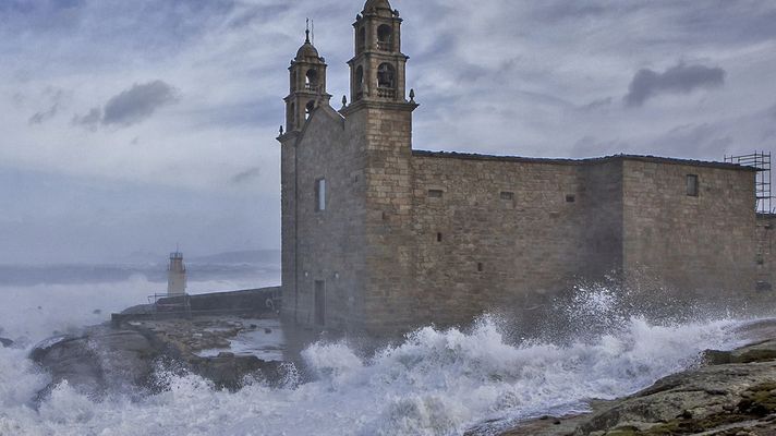 El mar llega hasta el santuario de la Virxe da Barca de Mux�a durante un temporal.