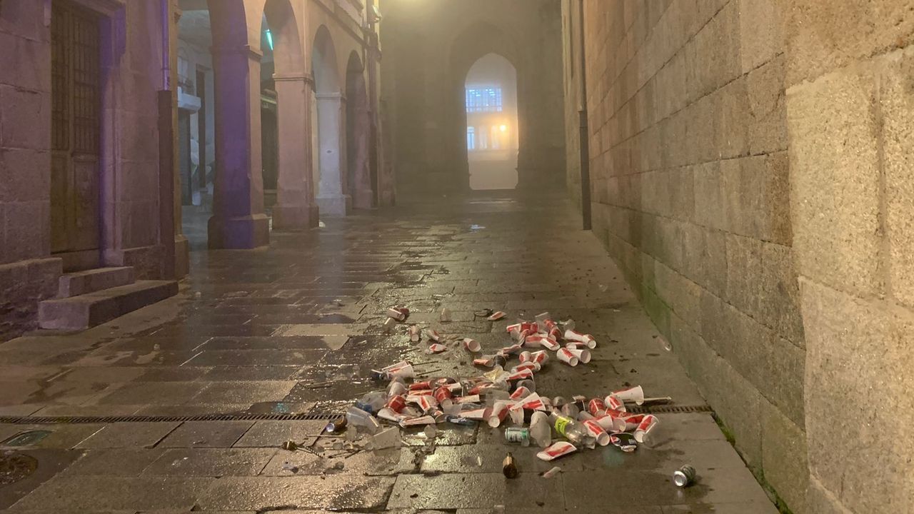 Basura de un botell�n cerca del atrio de la Catedral de Lugo