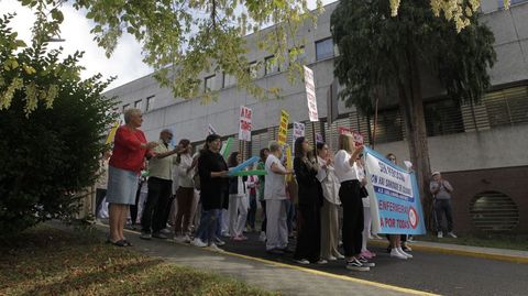 La protesta de enfermeras en Monforte consistió en una concentración en la puerta principal del hospital