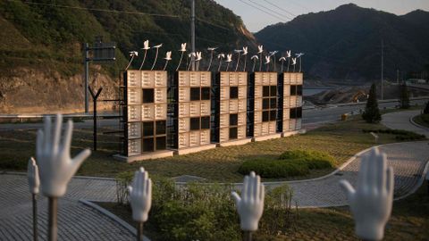 Una instalacin artsitca con obras que tienen la paz como su eje central en Hwacheon (Corea del Sur).