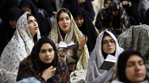 Mujeres iraníes rezando, en una imagen de archivo.