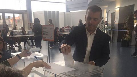 Nico Arcos (Cs) depositó su voto en el Pazo da Cultura