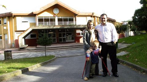 Javier, con sus padres, en su primera lucha por acceder a un colegiosin barreras, ao 2004