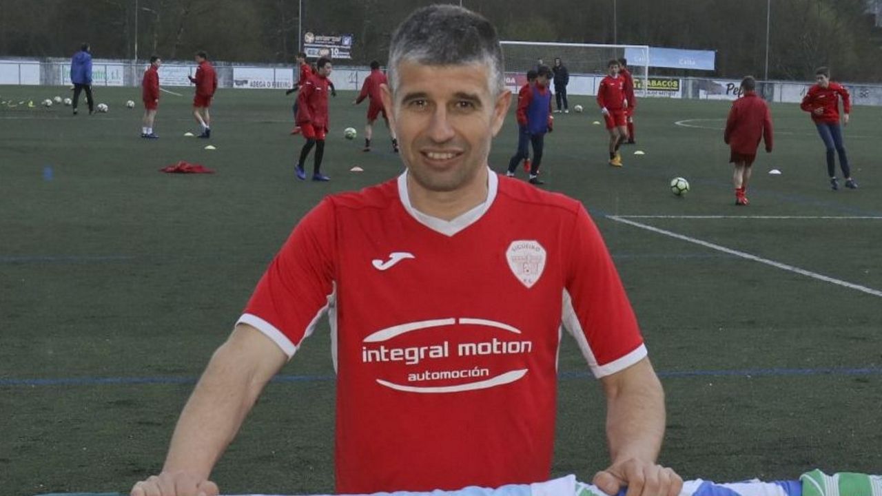 Las imágenes del acto de despedida del buque logístico australiano.Juanito Amigo, jugador del Sigüeiro