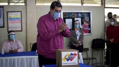 Nicols Maduro, en el momento de votar
