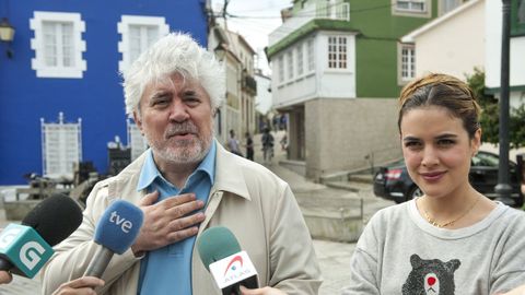 Pedro Almodvar e Adriana Ugarte em Redes.