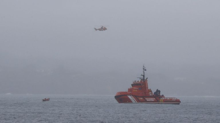 Remolcan a A Coruña un pesquero en apuros con seis tripulantes a bordo a cuatro millas de Langosteira