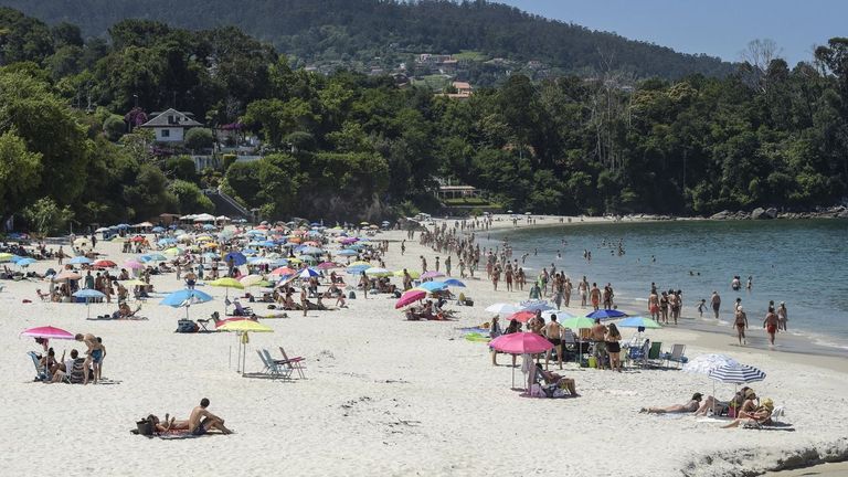 Una persona evacuada tras ser rescatada inconsciente del agua en la playa de Lapamán