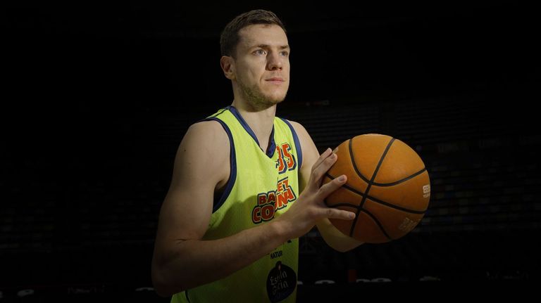 Strahinja Micovic, ala-pívot del Leyma Básquet Coruña: «Vivir el conflicto de cerca te hace poner en perspectiva lo importante»