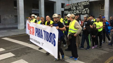 Imagen de la marcha minera a su paso por la Plaza Espaa en Oviedo