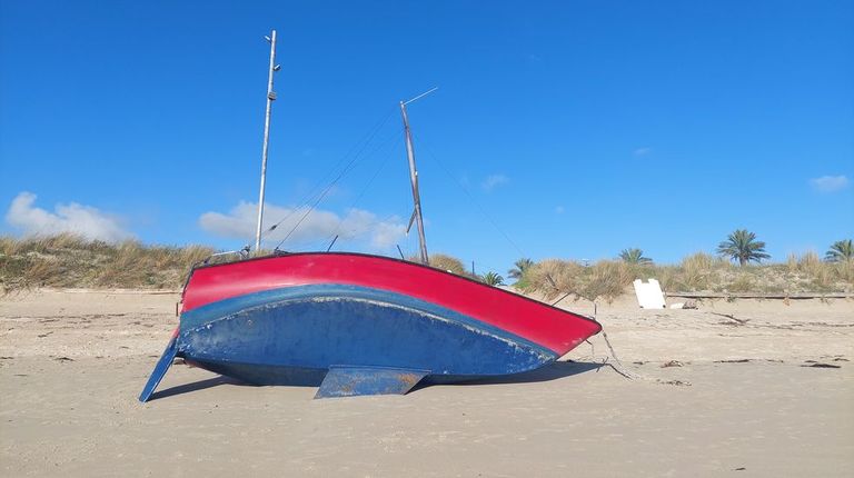 Un velero pierde sus amarres y acaba en la arena de la playa de Baltar, en Portonovo