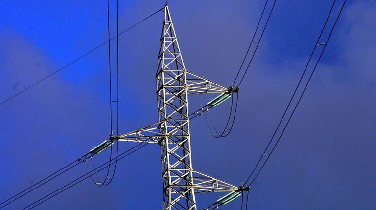 Red Eléctrica mejora el tendido entre Mesón do Vento y Santiago para poder transportar más energía renovable