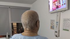 Paciente del HUCA viendo la televisin