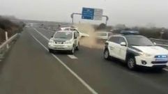 Un conductor kamikaze se empotracontra una barrera de vehculos de la Guardia Civil