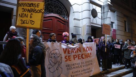 Los asistentes en Ourense se reunieron al final de la tarde con pancartas de repulsa a la decisin del Sergas
