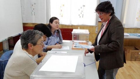Votación de la alcaldesa de Mugardos, Pilar Díaz, candidata por Esquerda Unida-Son en Común