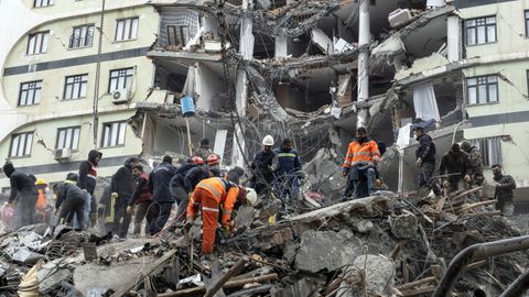 Personal de Emergencias de Turqua durante la bsqueda de supervivientes tras un terremoto en Diyarbakir, Turqua.