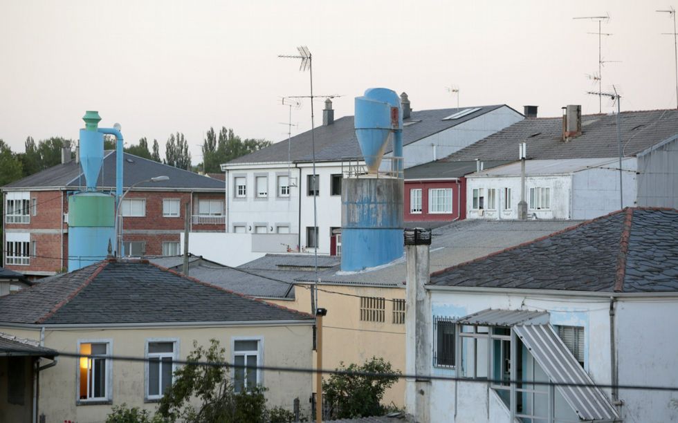 Santalla y Lamazares, colocando la cinta para impedir el acceso a la zona comercial lalinense. 
