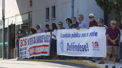 Miembros de la plataforma SOS Sanidade Pública de Pontevedra, este lunes, en la entrada de urgencias de hospital Montecelo, en Pontevedra
