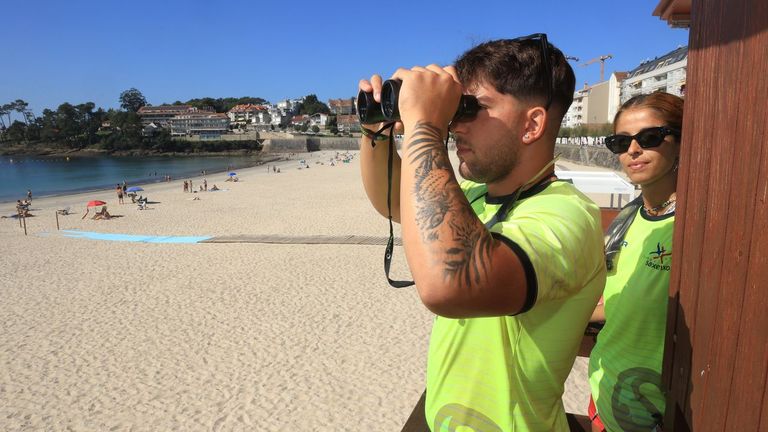 El sol anima la playa de Silgar, la única de Galicia que mantiene aún sus socorristas