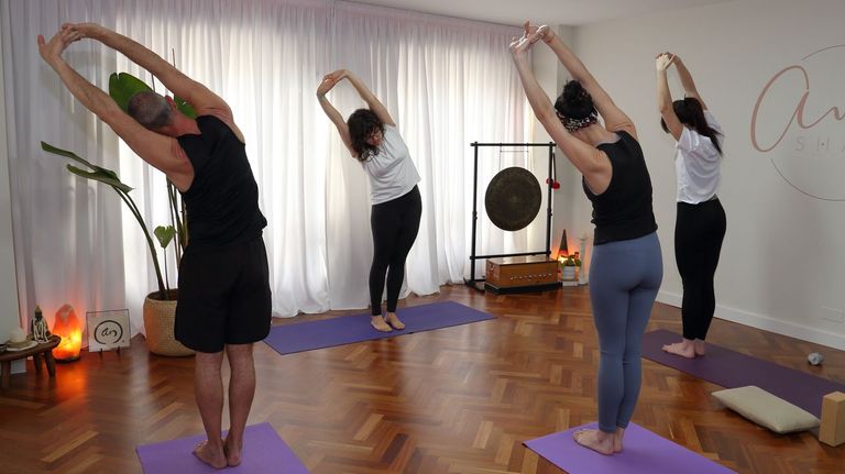 Mujer Hacer Yoga Casa Cerca Ventana Grande Estilo Vida Saludable