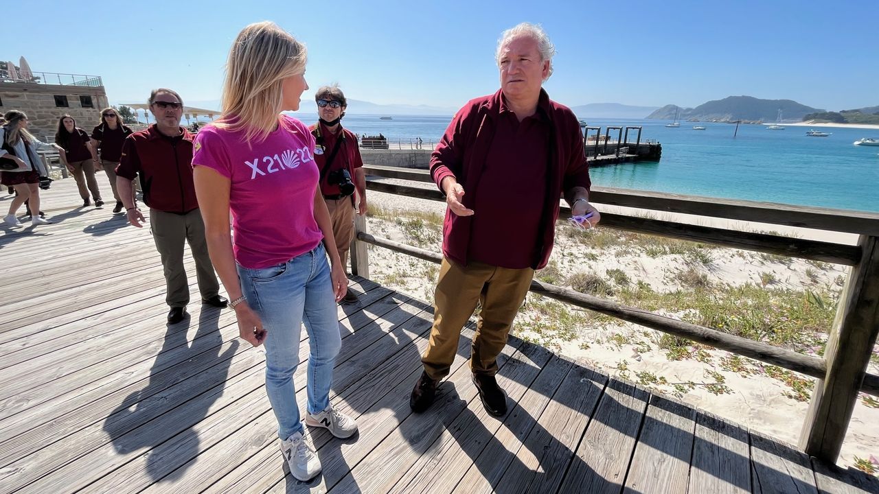 Playas fluviales del interior pontevedrs.Mike Reiss, a la derecha, en uno de los viedos de la ribera del Sil a los que se acerc en su visita 