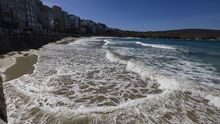 Playa de Malpica durante las mareas vivas de este lunes