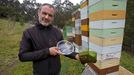 Jos Mara Bello, apicultor, ensea las trampas colocadas contra las velutinas en sus colmenas de Bueu