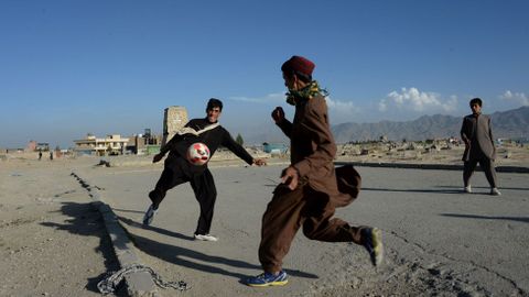 Un grupo de jvenes afganos juega al ftbol en los alrededores de Kabul. 