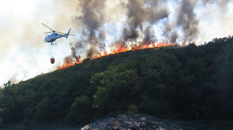 Fotografía de archivo de un helicóptero de extinción en un incendio forestal en el municipio de Taboada