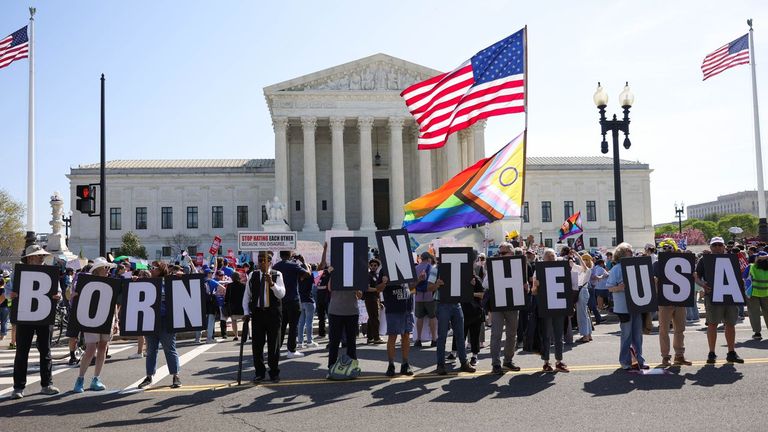 El Supremo duda de las razones de Trump contra la ciudadanía por nacimiento