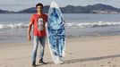 Villanueva posa con una tabla diseño de un artista vigués amigo suyo, Pow One
