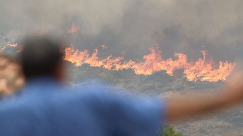 Un vecino observa el incendio desde la distancia en el término municipal de Añón de Moncayo.