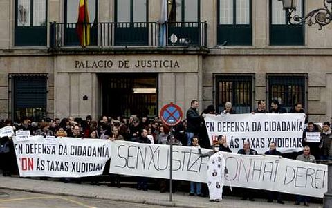 Unas 300 personas se concentraron con pancartas ante el Pazo de Xustiza de Ourense.