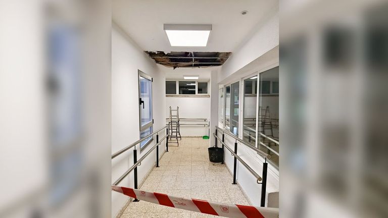 Familias con hijos en el colegio A Xunqueira 1 de Pontevedra: «Hai humidade e moitos nenos con asma por estar metidos nas aulas»