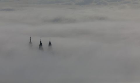 La catedral de Santiago entre la niebla, vista desde el monte Pedroso