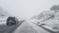 La nevada complica la circulación en las carreteras de Lugo