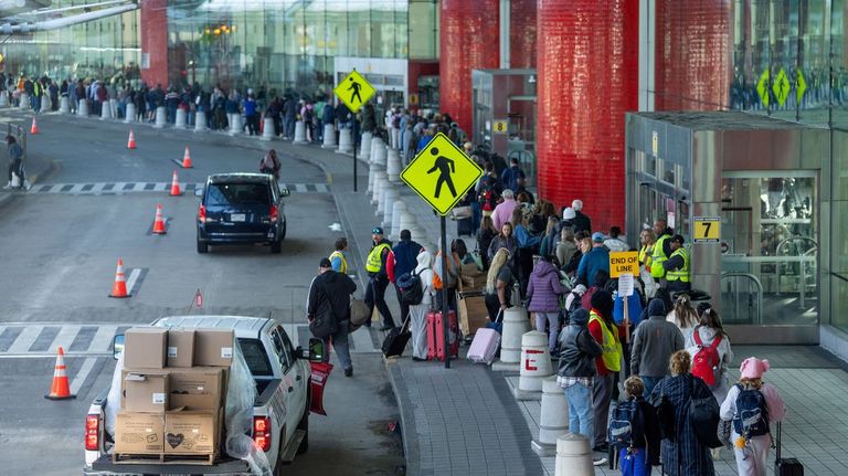 Los agentes de la seguridad de los aeropuertos de EE.UU. vuelven a cobrar tras una orden especial de Trump