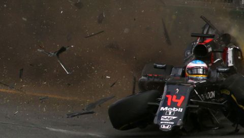 El McLaren de Fernando Alonso quedó totalmente destrozado después de dar dos vueltas de campana e impactar contra el muro de la tercera curva de Albert Park. 