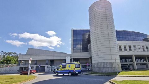 Una ambulancia, en el entorno del hospital Montecelo, en Pontevedra, en una imagen de archivo