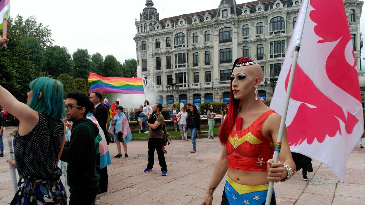 Biblioteca de Avilés.Manifestación por el orgullo LGTBI en Oviedo